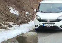 sazak-koyu-yolunda-kaya-cekme-operasyonu