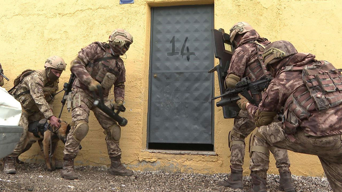 sakarya-da-dolandiricilik-operasyonu-11-supheli-yakalandi