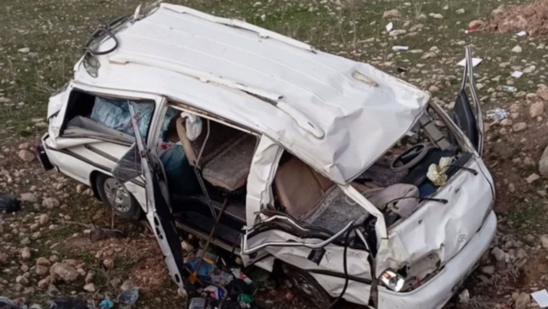 batman-da-minibus-ucuruma-yuvarlandi-bir-olu-iki-yarali