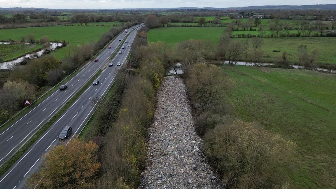 ingiltere-de-cherwell-nehri-kiyisinda-kacak-atik-yigini