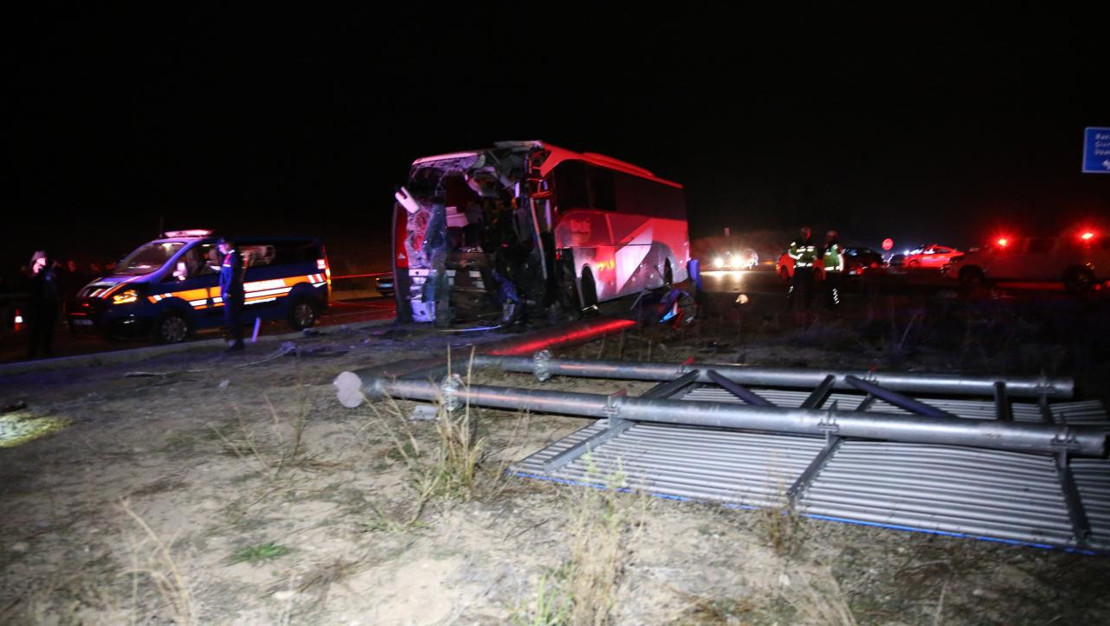 denizli-de-yolcu-otobusu-ile-minibus-kazasi
