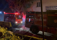 izmir-de-atik-yigindaki-yangin-kamyoneti-kule-cevirdi