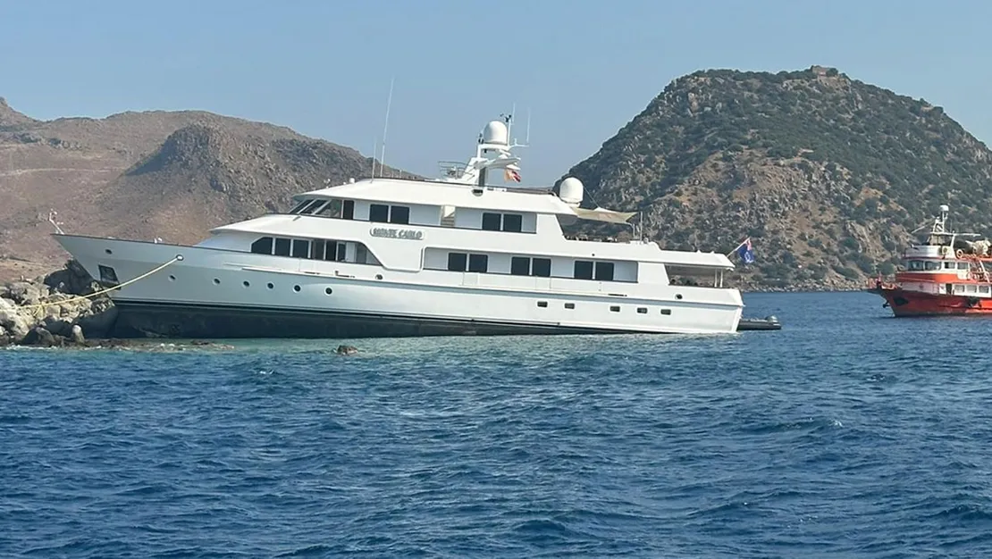 akyarlar-da-yat-kayaliklara-carpti