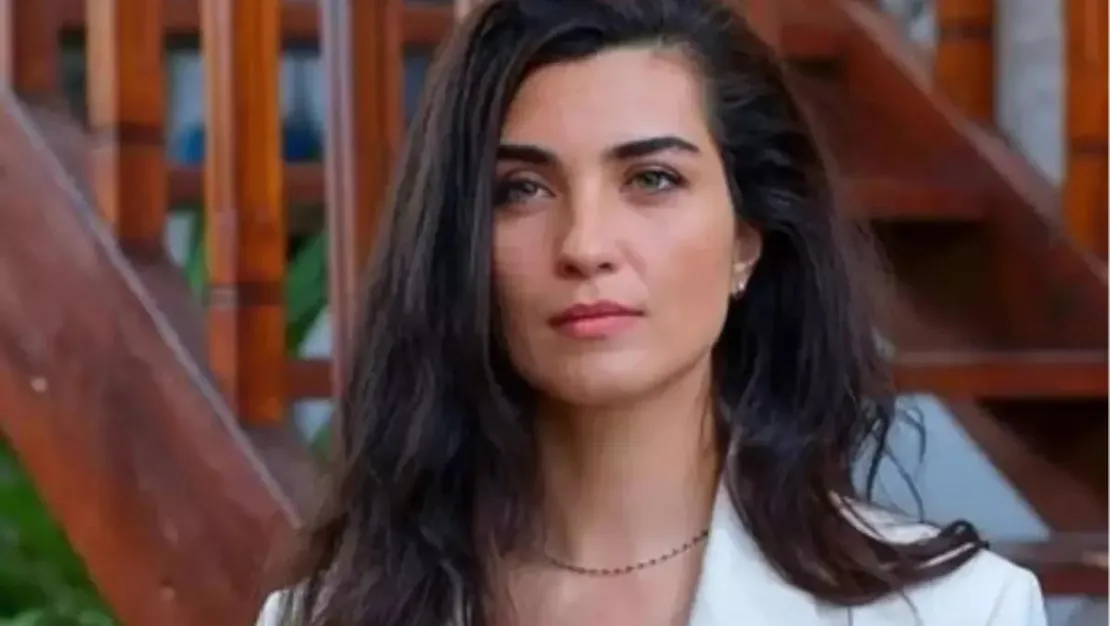 tuba-buyukustun-paris-moda-haftasi-nda-parladi