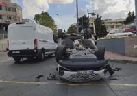 bahcelievler-de-minibus-otomobile-carpti-devrildi