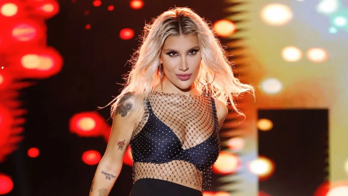 irem-derici-40-dikisle-sahneye-cikti