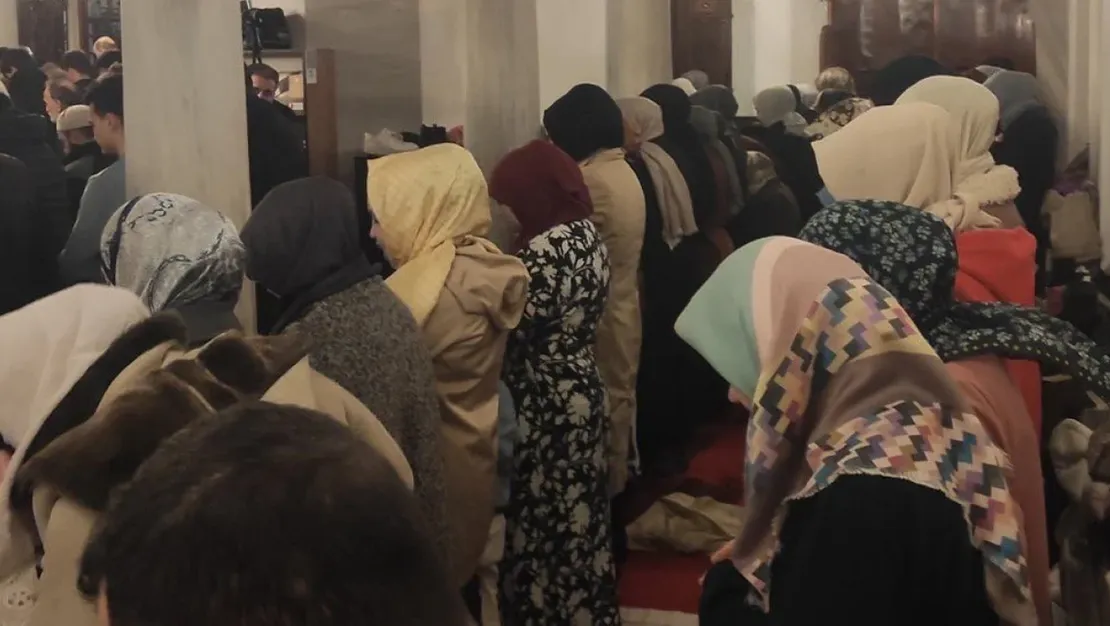 uskudar-da-namazda-kadin-erkek-karisikligi