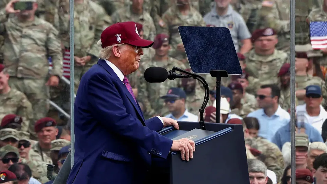 trump-kursun-gecirmez-camin-arkasindaydi