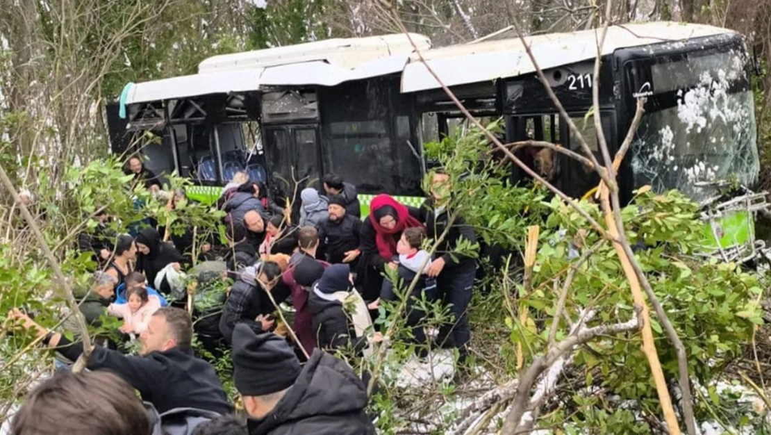 kocaeli-nde-otobus-sarampole-yuvarlandi-yaralilar-var