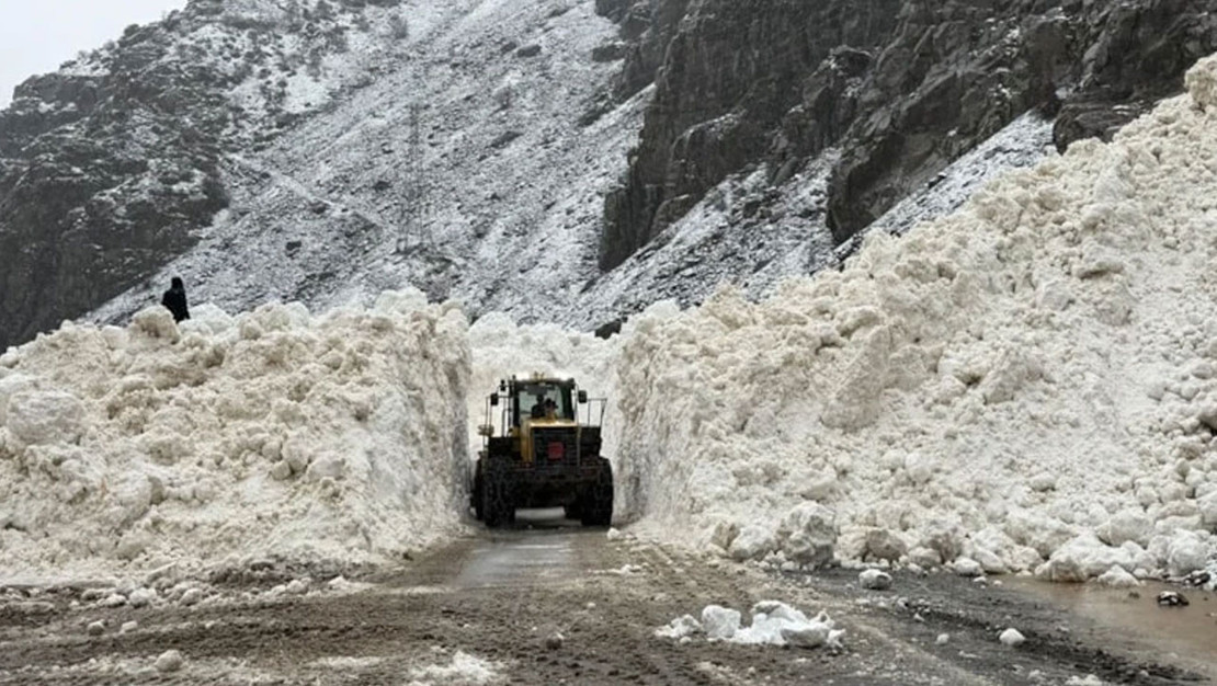 hakk-ri-cukurca-yolunda-cig-suruculer-mahsur-kaldi