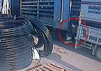 tir-ve-kamyonet-arasinda-sikisan-isci-oldu