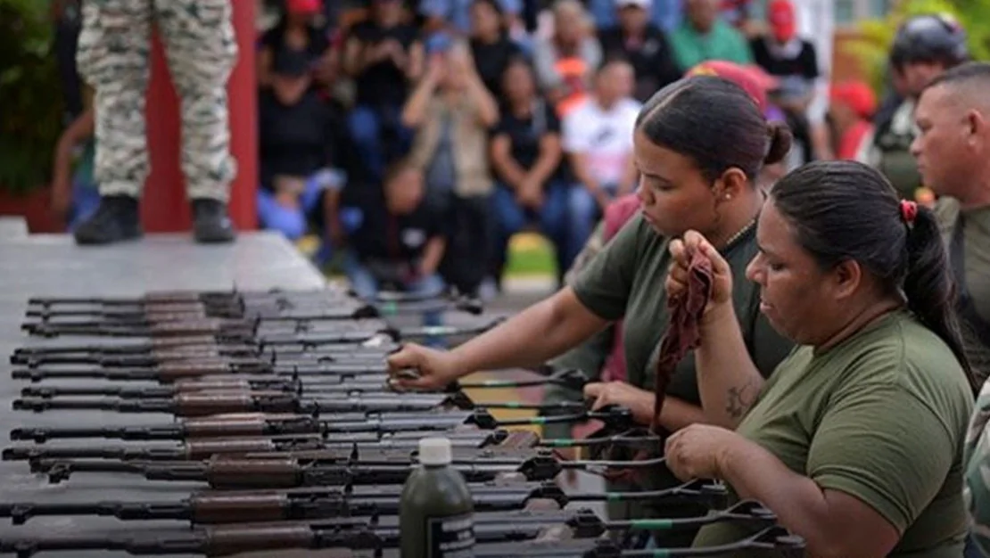 venezuela-da-siviller-askeri-egitime-basladi