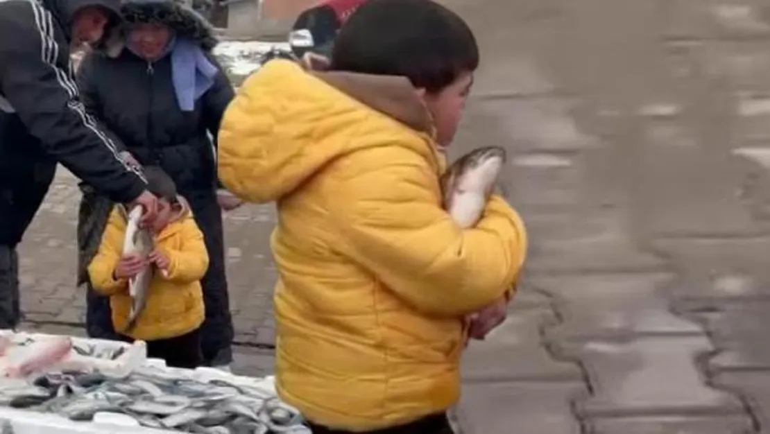 cocuk-aglayarak-istedigi-baliga-kavustu