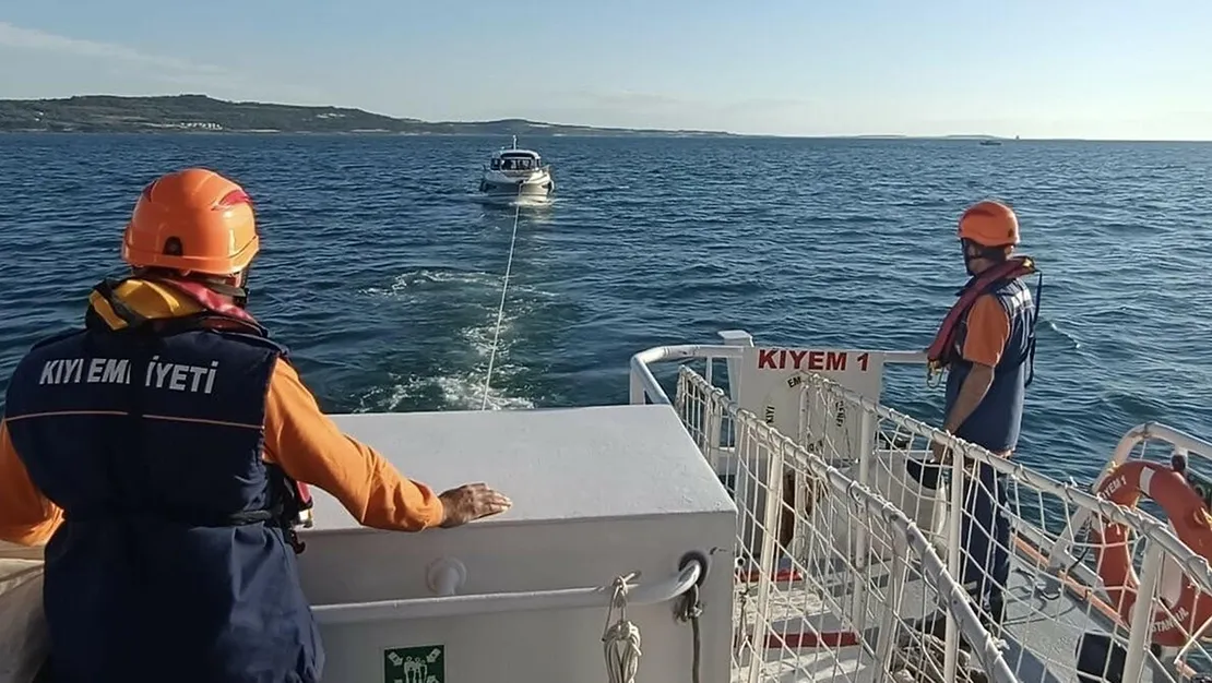 canakkale-bogazi-nda-suruklenen-tekne-kurtarildi