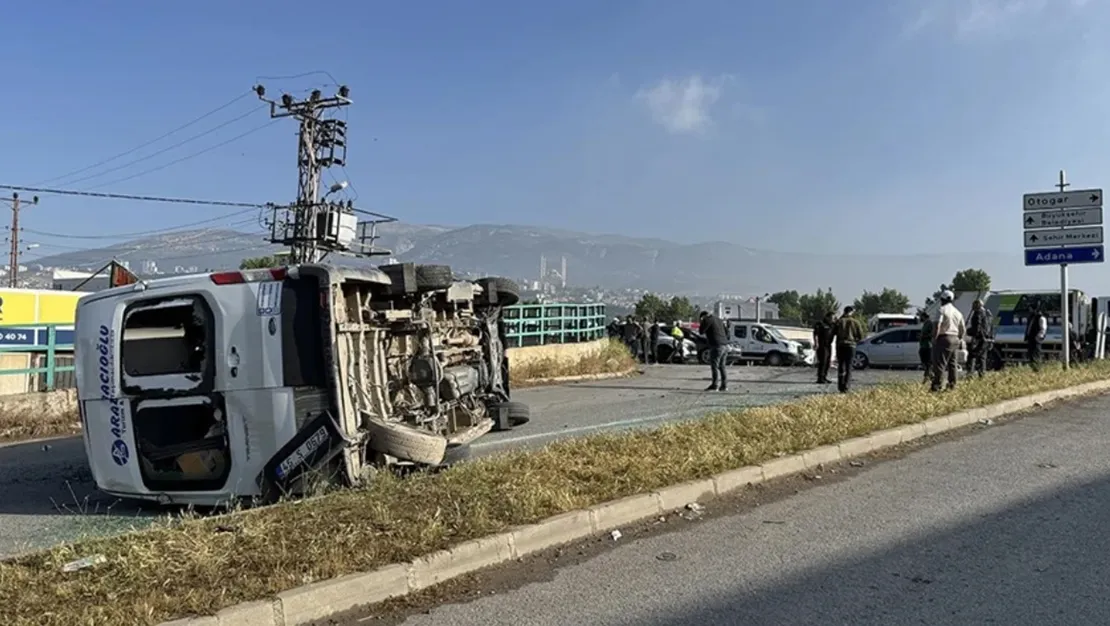 kahramanmaras-ta-minibus-otomobille-carpisti