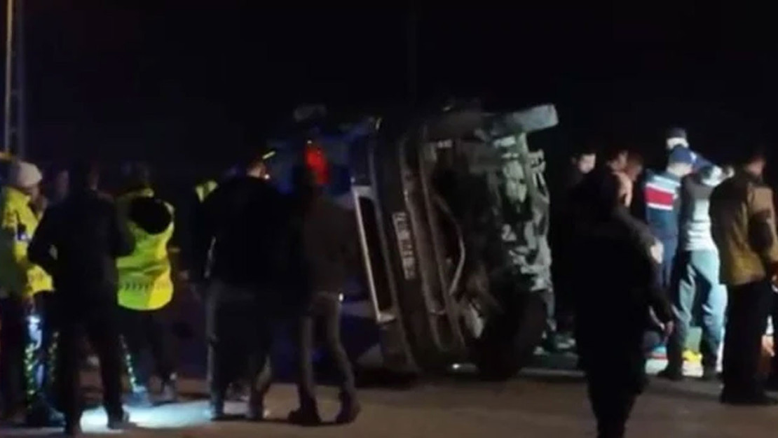 ankara-da-minibus-ve-otomobil-kazasi-2-olu-13-yarali