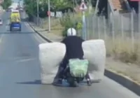 sultanbeyli-de-motosikletle-yatak-tasinmis