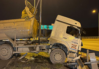 basaksehir-de-hafriyat-kamyonu-bariyere-carpti-1-agir-yarali