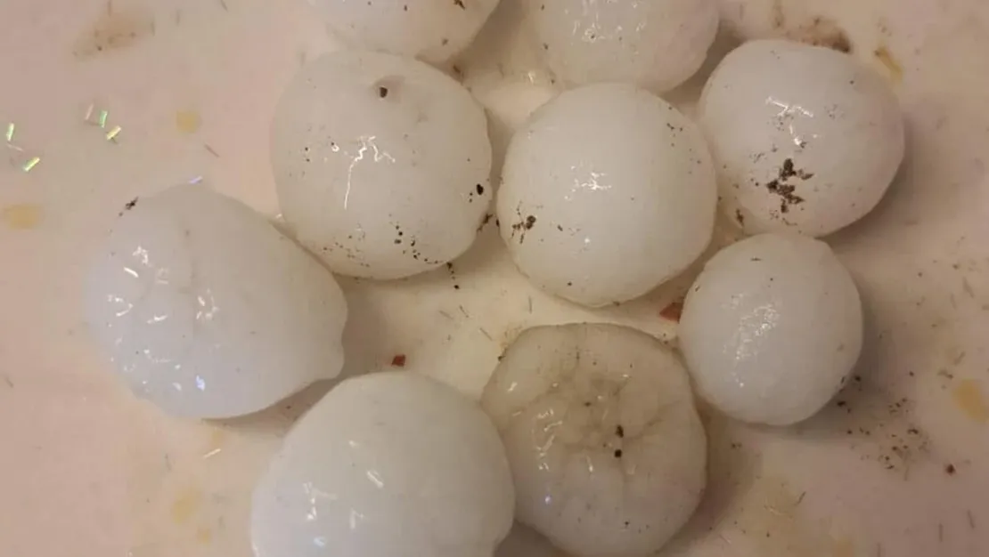 hakkari-de-findik-buyuklugunde-dolu-yagdi