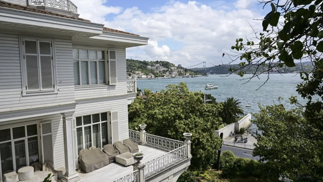 feto-firarisi-akin-ipek-in-beyaz-kosk-u-satildi