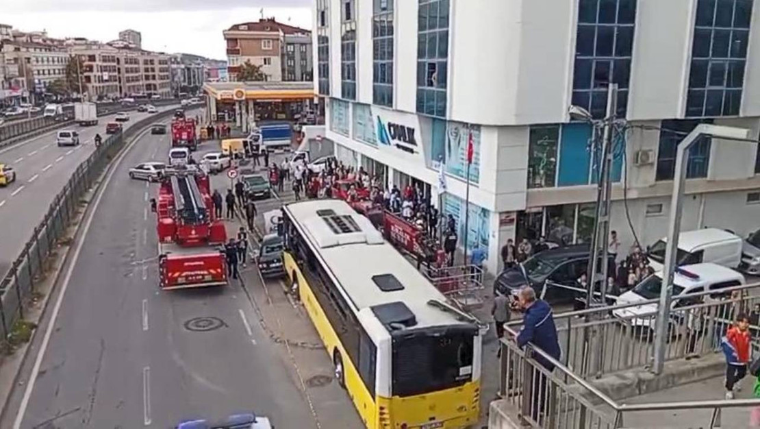 istanbul-da-iett-otobusu-duraga-girdi-yaralilar-var