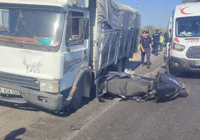 kirmizi-isikta-bekleyen-motosiklete-kamyon-carpti