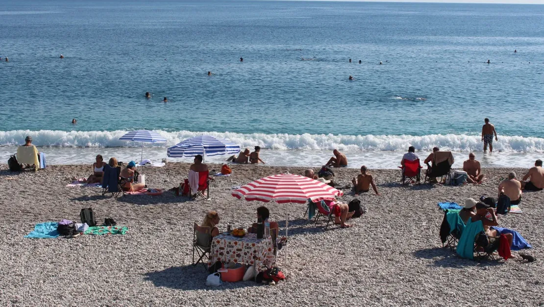 antalya-sahilleri-nde-bayram-oncesi-yogunluk