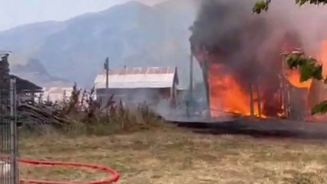 erzurum-da-koy-yangini-3-ev-yandi