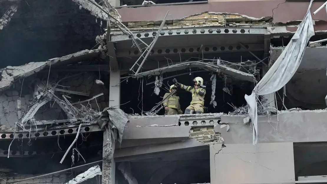 israil-iran-a-hava-saldirisi-duzenledi-78-olu-329-yarali-bildirildi-hamedan-da-patlama-meydana-geldi-konsolosluk-hizmetleri-askiya-alindi-iran-cumhurbaskani-israil-pisman-olacak-dedi-yeni-saldiri-tebriz-de-gerceklesti