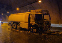 tunel-icinde-su-tankeri-alev-aldi-itfaiye-mudahale-etti