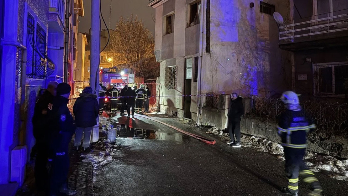 sivas-ta-iki-katli-evde-yangin-cikti