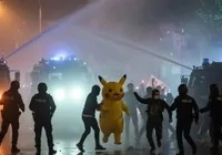 antalya-da-pikachu-kostumlu-eylemci-goruntulendi