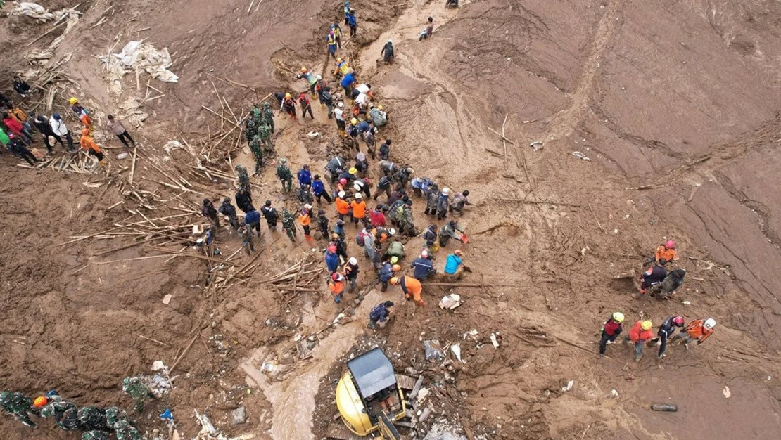 endonezya-da-heyelan-sonrasi-arama-kurtarma-calismalari-suruyor