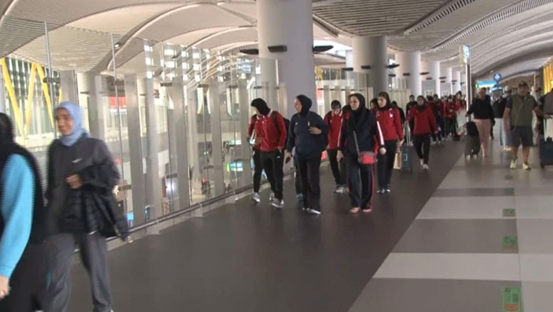 iran-kadin-milli-futbol-takimi-istanbul-a-ulasim-sagladi