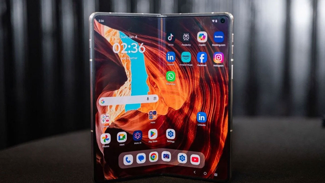 motorola-nin-yeni-razr-fold-modeli-tanitildi