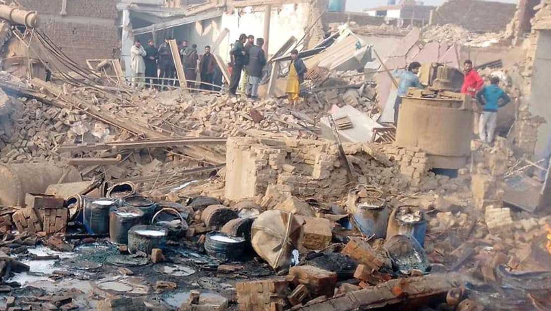 pakistan-da-patlayici-fabrikada-can-kaybi-enkaz-calismalari-devam-ediyor