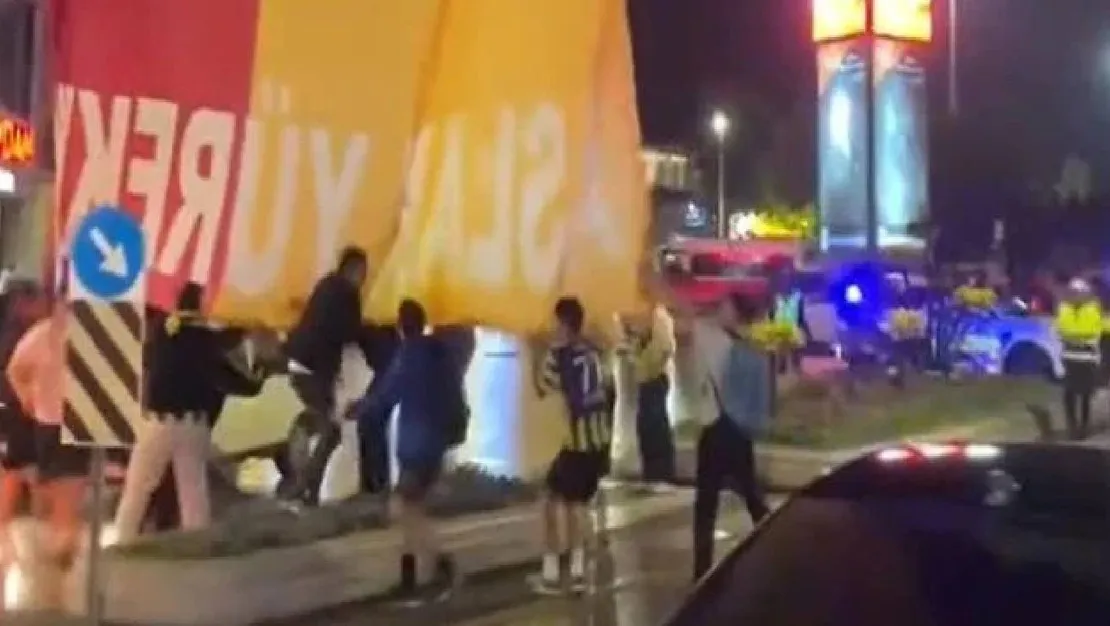 fenerbahceli-taraftarlar-galatasaray-bayragina-saldirdi