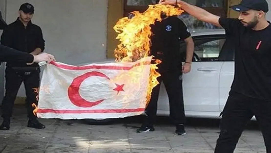 gkry-de-provokatif-eylem-kktc-bayragi-yakildi