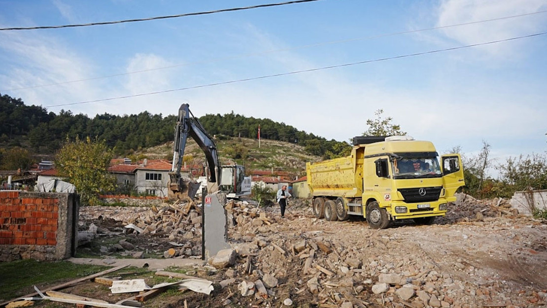 sindirgi-da-agir-hasarli-binalarin-yikimi-devam-ediyor