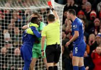 gueye-keane-e-tokat-atti-kirmizi-kart-cikardi