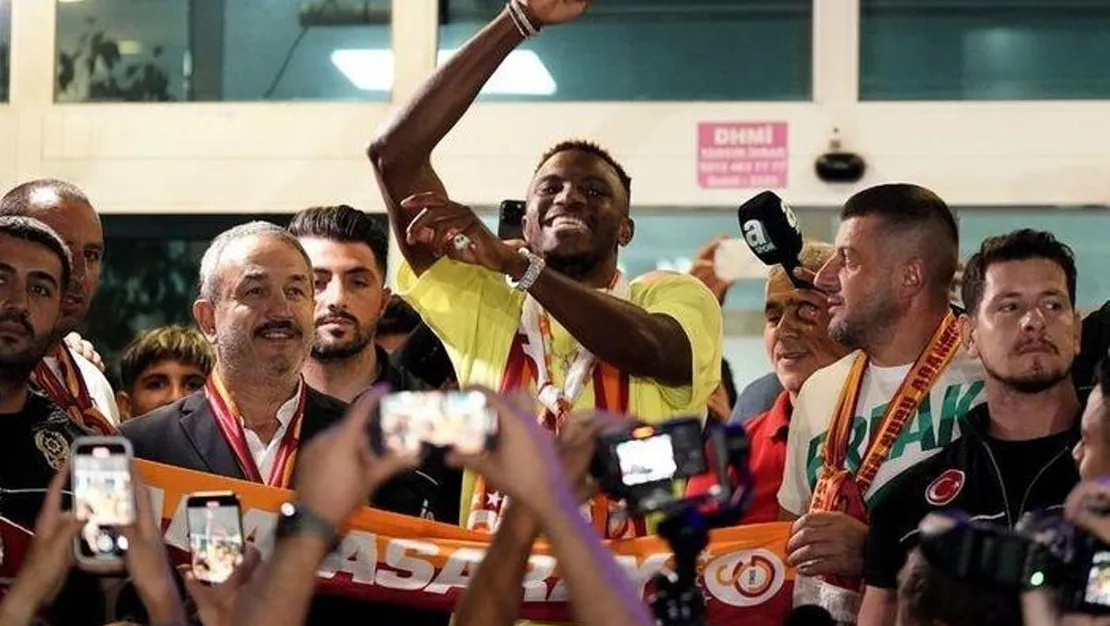 victor-osimhen-galatasaray-a-imzayi-atti