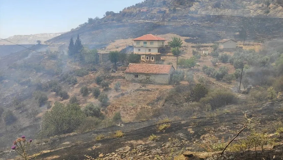 manisa-daki-yangin-usak-a-sicradi-21-ev-bosaltildi