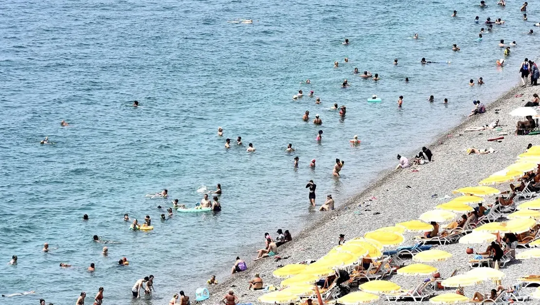 sicak-havalardan-bunalanlar-sahillere-gitti