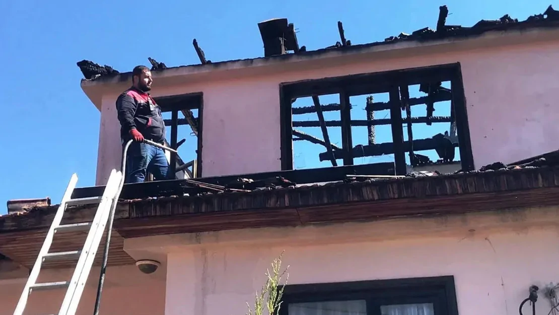 kutahya-da-yangin-ev-kullanilamaz-hale-geldi