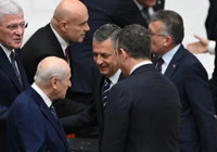 ozgur-ozel-bahceli-ile-selamlasti-genel-kurulda