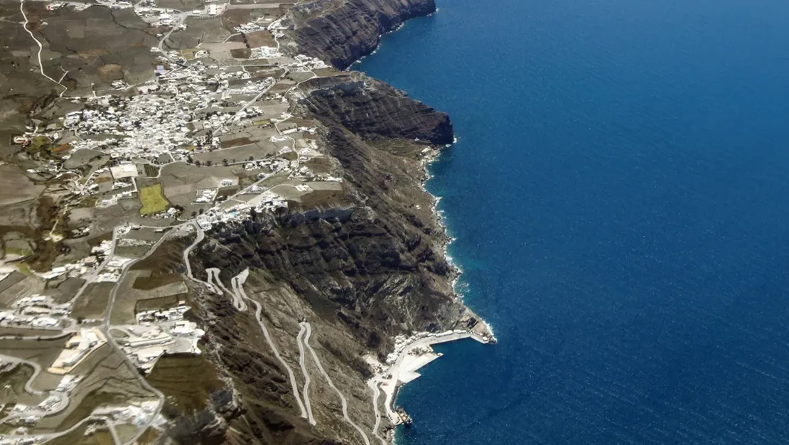 santorini-de-kacak-yapilar-ve-deprem-riski