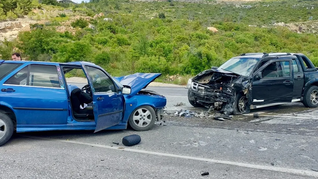 antalya-da-iki-arac-carpisti