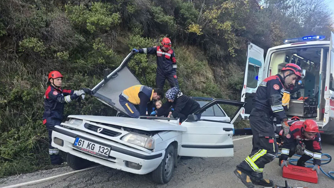 otomobilin-uzerine-dusen-kaya-parcasi-yaraladi