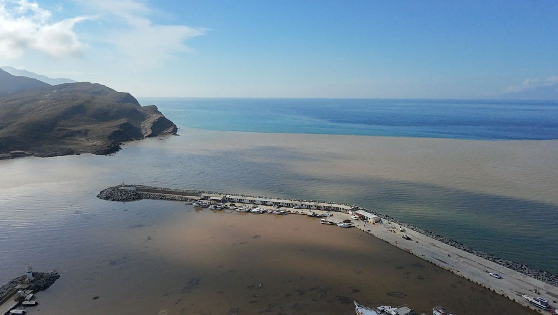 gokceada-da-yogun-yagis-sonrasi-deniz-rengi-degisti