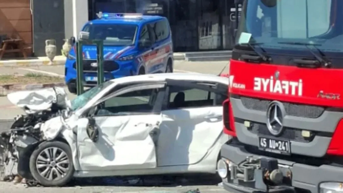 manisa-da-lastik-patladi-kaza-oldu